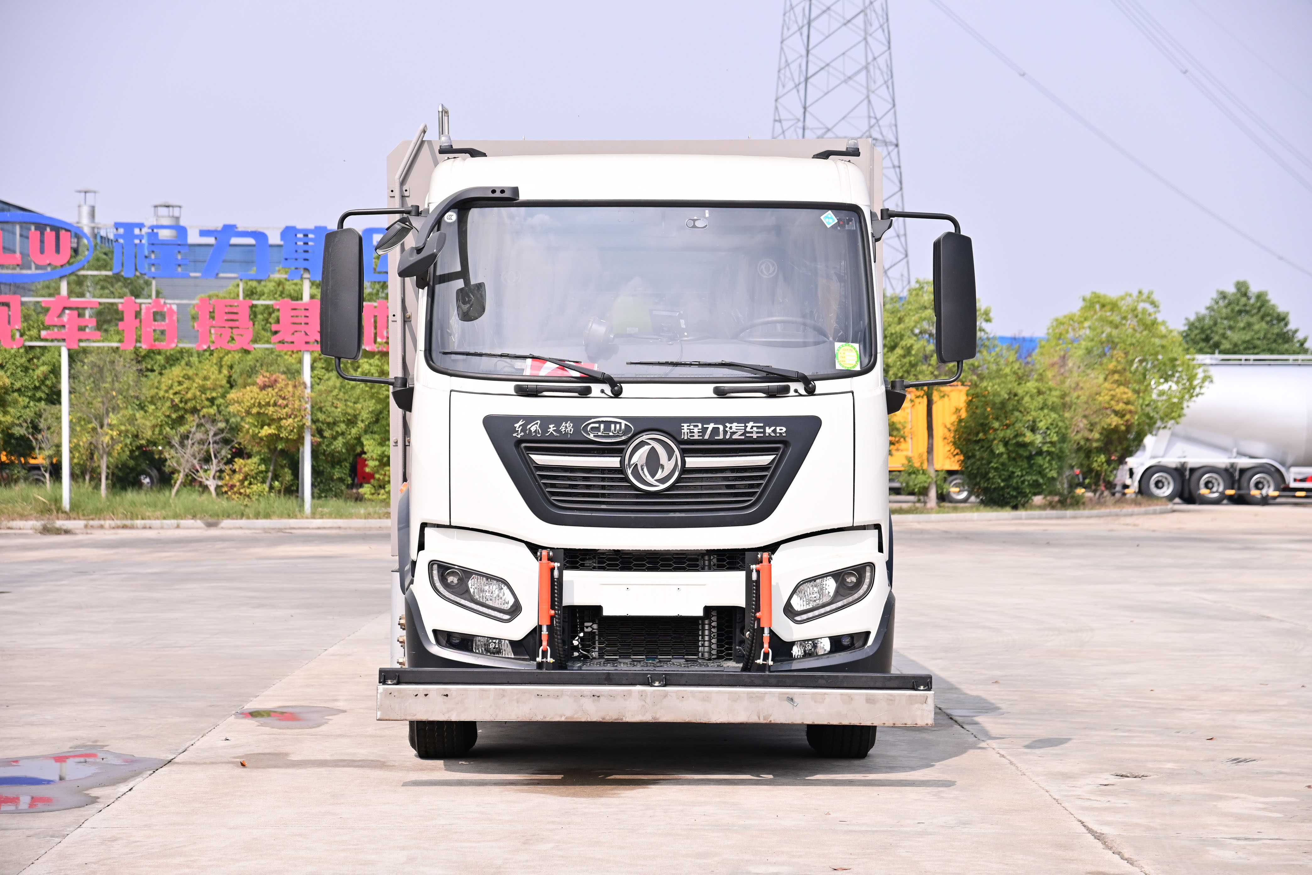 東風(fēng)天錦純電動(dòng)12方掃路車(chē)加裝機(jī)場(chǎng)專(zhuān)用圖片2
