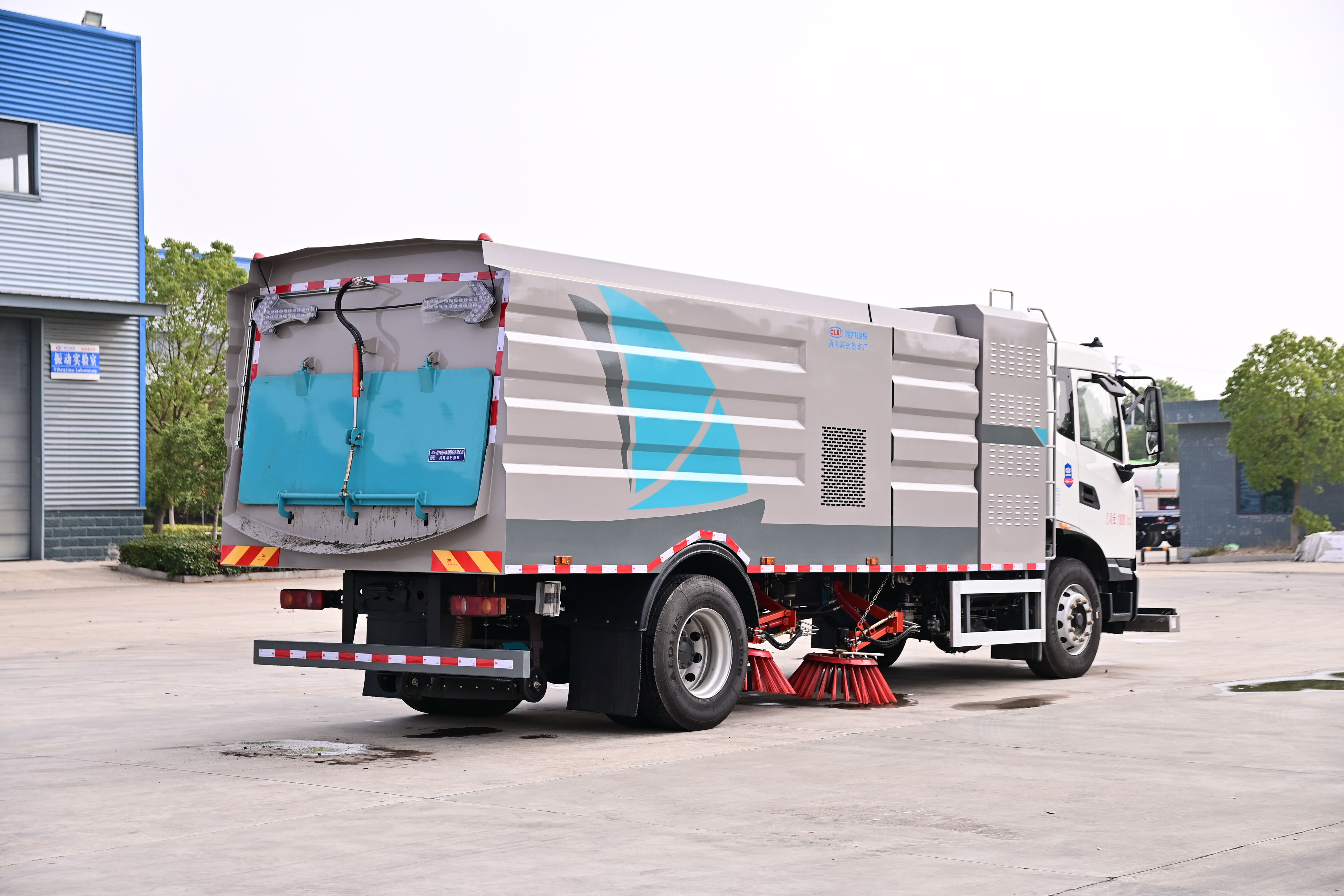 東風(fēng)天錦純電動(dòng)12方掃路車(chē)加裝機(jī)場(chǎng)專(zhuān)用圖片4
