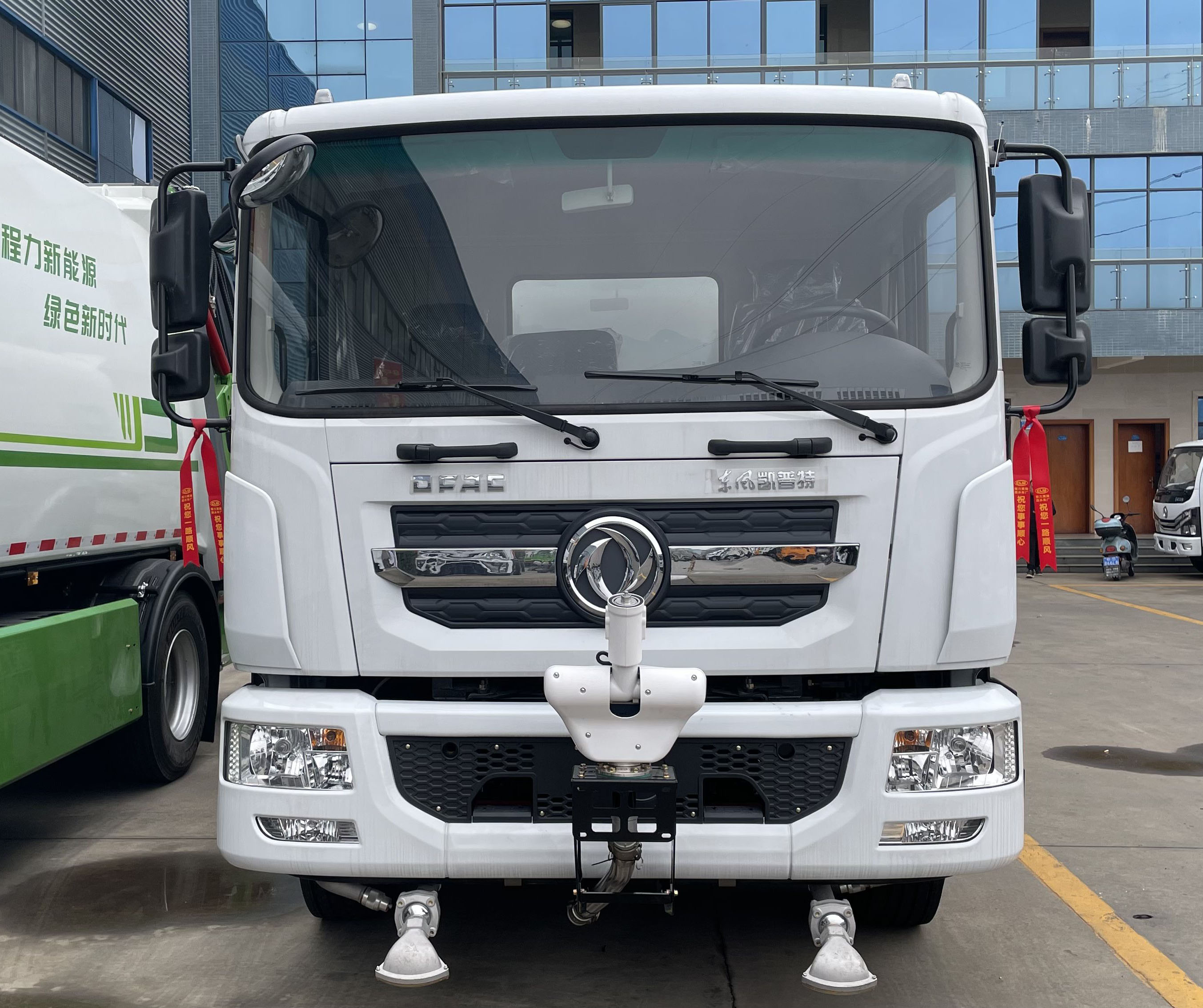 東風(fēng)凱普特12方純電動(dòng)綠化噴灑車(chē)圖片2