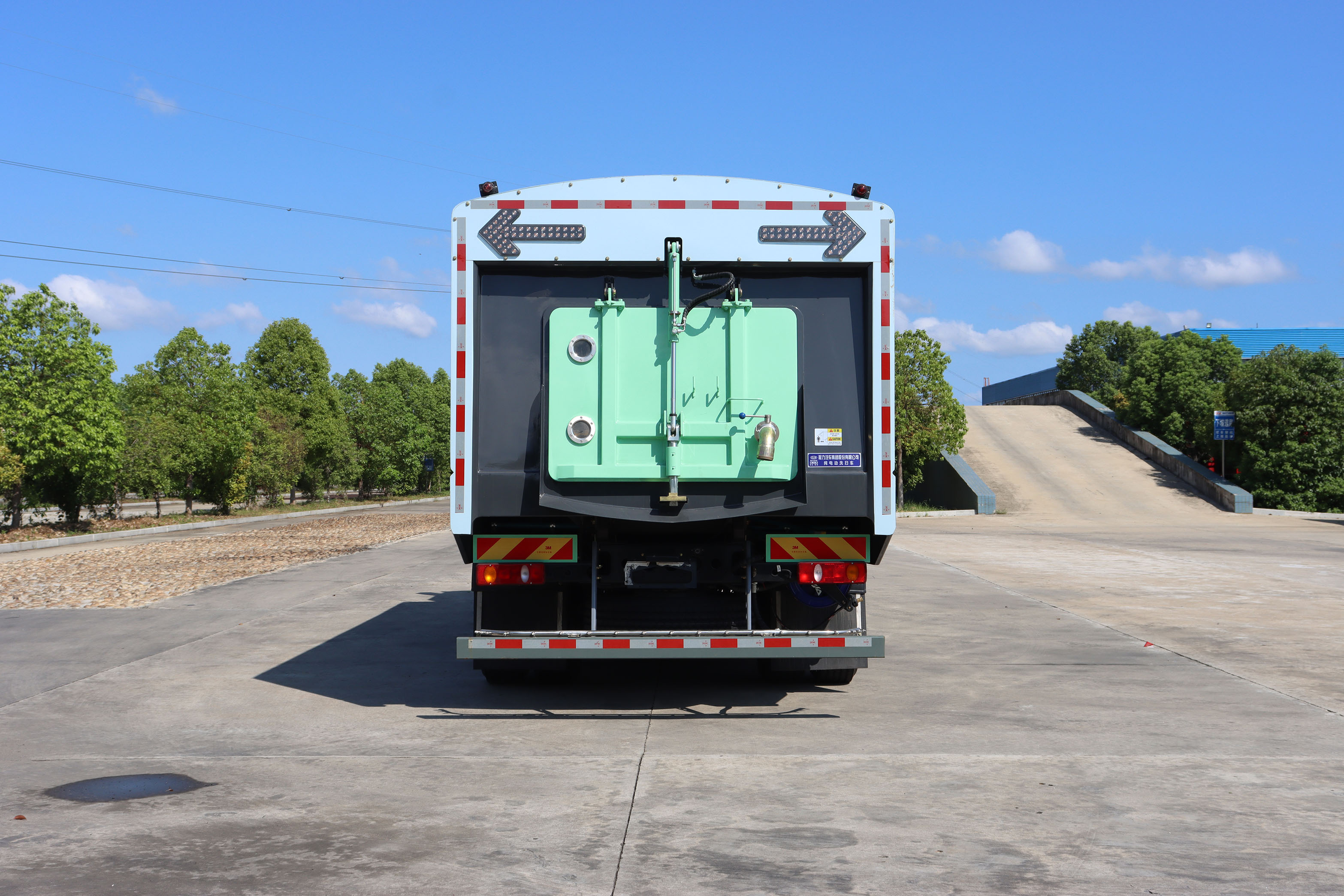 東風(fēng)天錦15方純電動(dòng)高端洗掃車(chē)圖片5